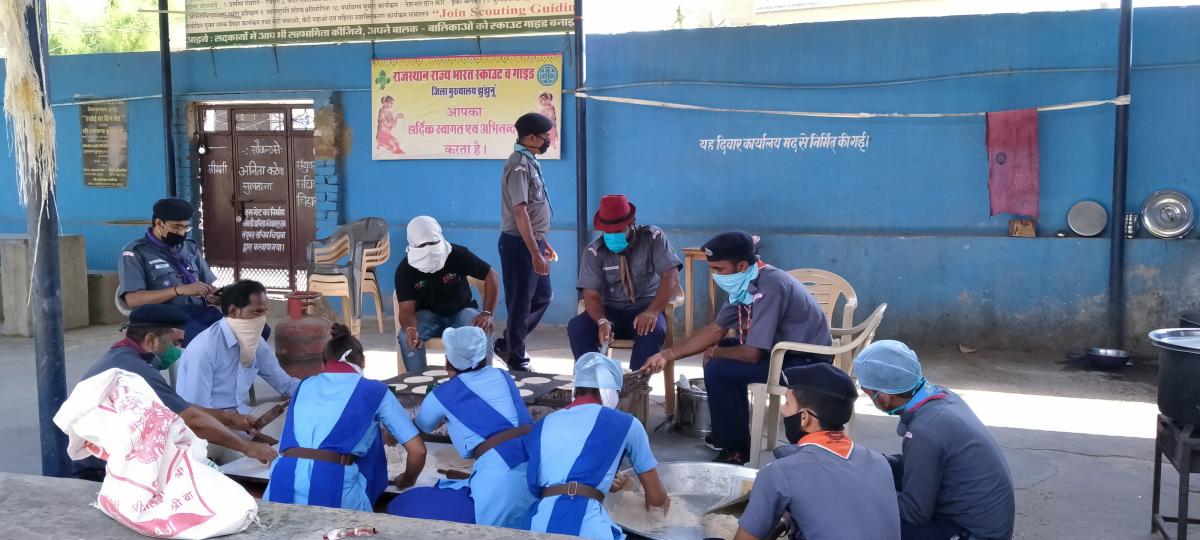 जरूतमंद लोगो के लिए राजस्थान राज्य भारत स्काउट गाइड जिला मुख्याल्य झुंन्झुंनू के पदाधिकारीयो व कार्यक्रताओ ने मीलकर  लगभग 150 भोजन  पैकेट प्रतिदीन जरूरतमंद लोगो तक पहुचाने का कार्य कर रहा है !!