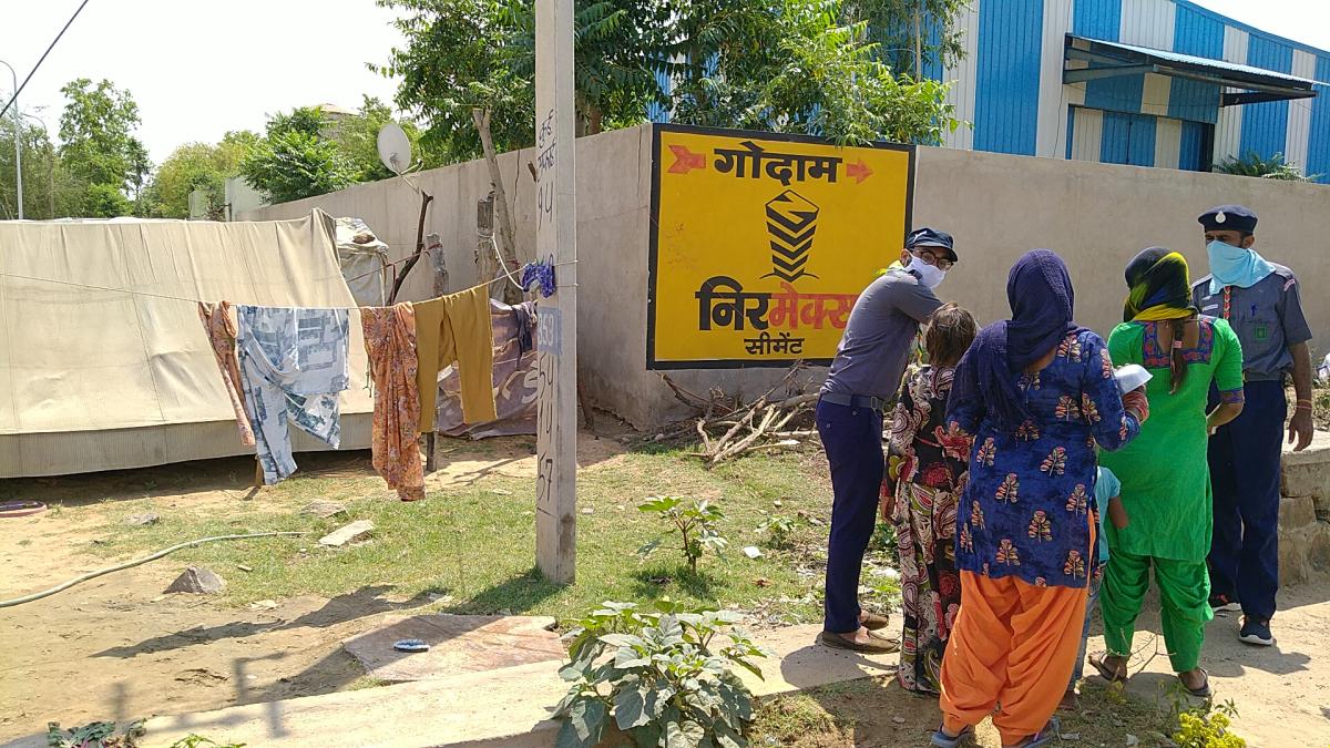 जरूरतमंद लोगो को भोजन वितरित करते हुऐ !!