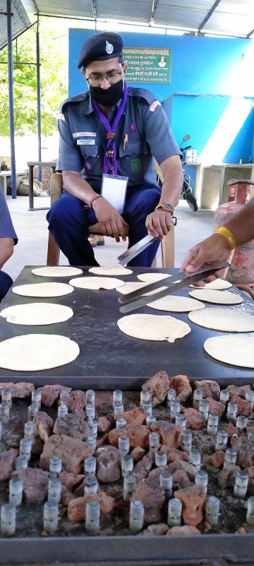 जरूरतमंद लोगों के लीऐ स्काउट रसोई का संचालन 