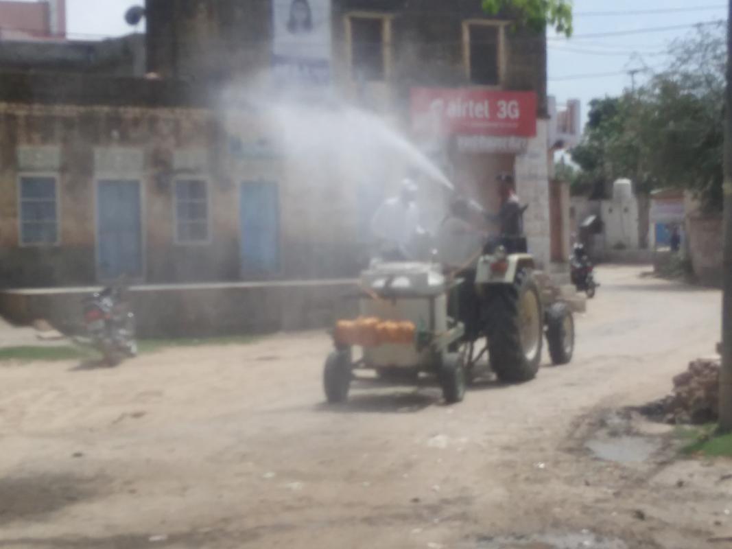 गांव में सैनिटाइज करते हुए