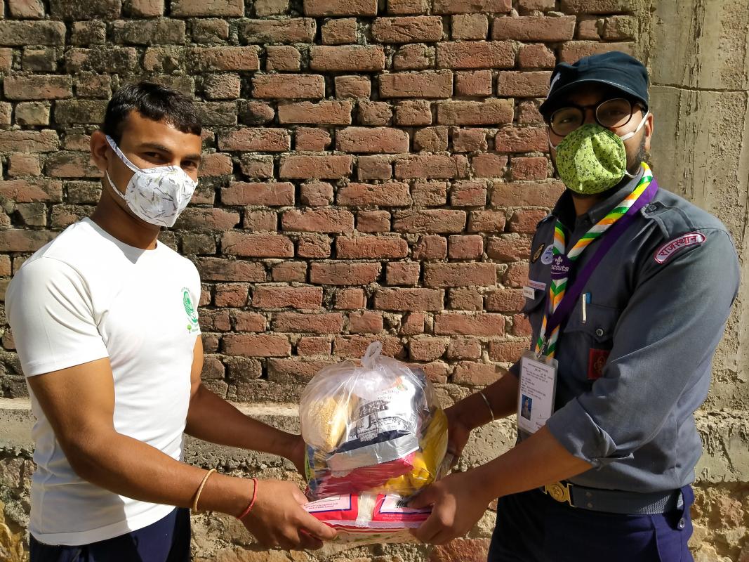 खाद्य सामग्री पैकेट वितरण