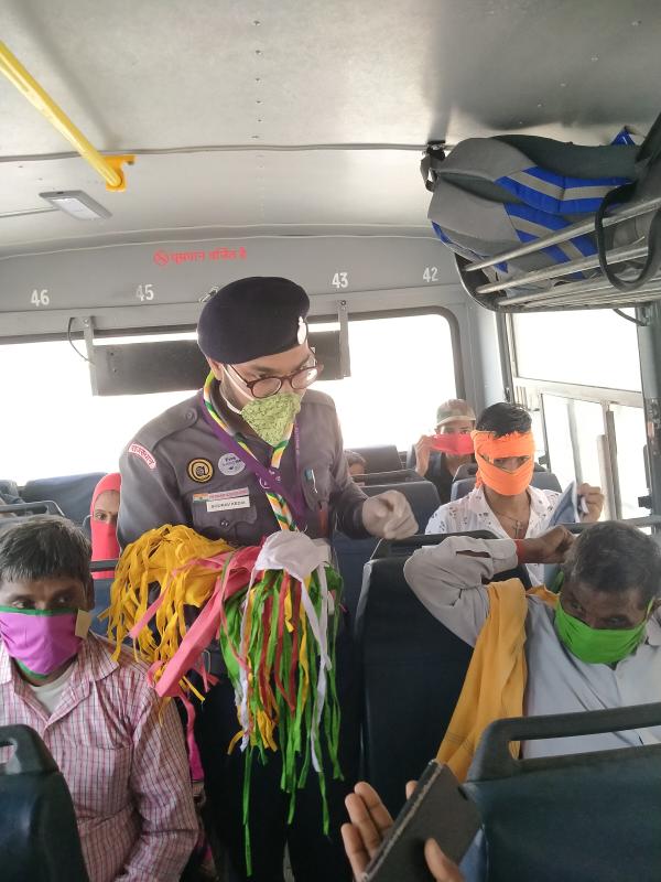 बस में जाते प्रवासी मजदूरों को मास्क व पानी की बोतल भेट किए गए