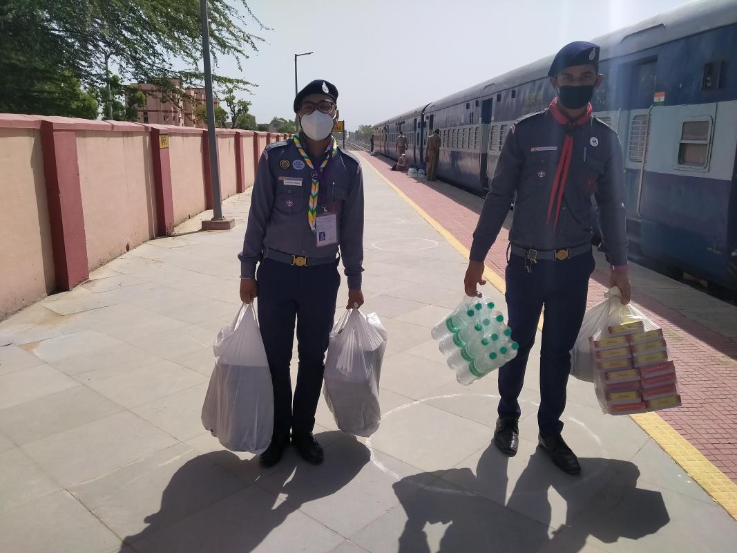 बिहार श्रमिक स्पेशल ट्रेन पर सेवा कार्य