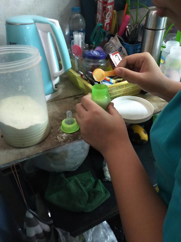 ชงนมให้น้อง