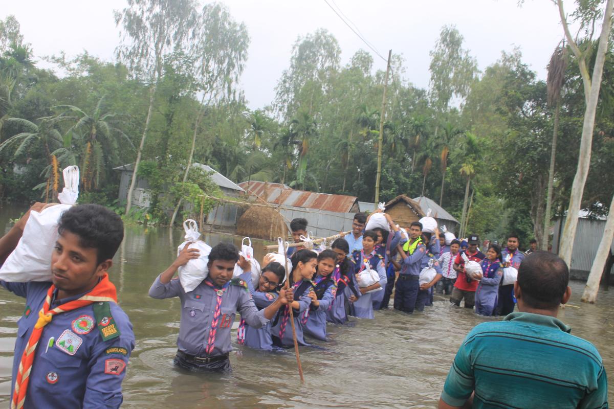 লালমনিরহাটের হাতিবান্ধায় রোভার সদস্যদের বর্নাত্য মানুষের মাঝে ত্রাণ বিতরণ