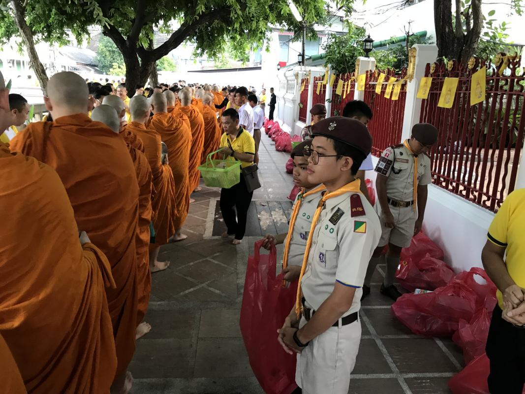 ลูกเสือโรงเรียนเทพศรินทร์บริการสังคมด้วยการช่วยงานรับบาตรพระวัดเทพศิรินทราวาส (วันเกิดสมเด็จพระธีรญาณมุนี เจ้าอาวาสสัดเทพศิรินทราวาส)