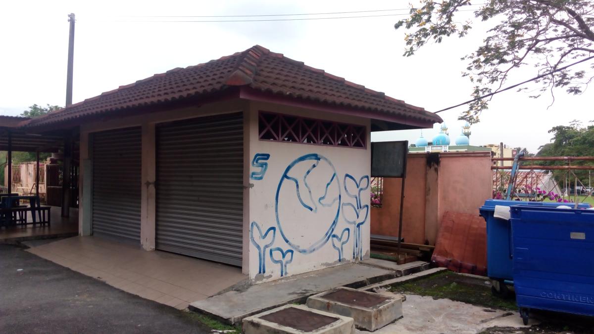 Menaiktaraf tempat pembuangan sampah.
