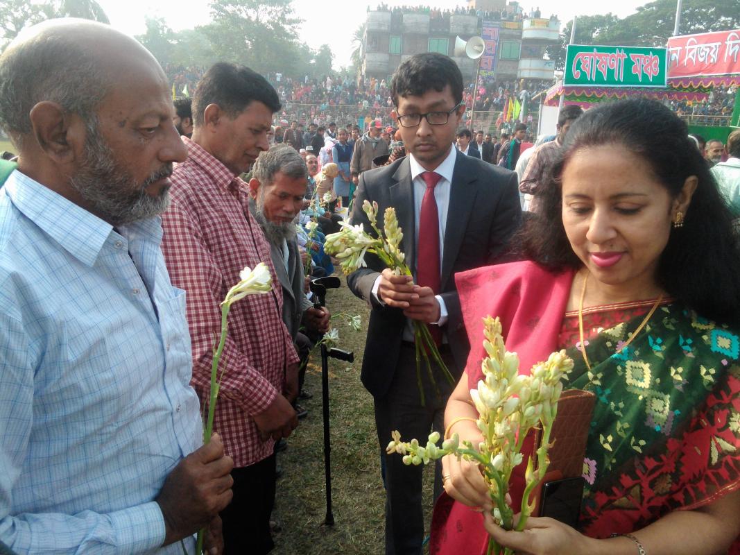 মুক্তি যোদ্ধাদের কে ফুল দিয়ে বরন 