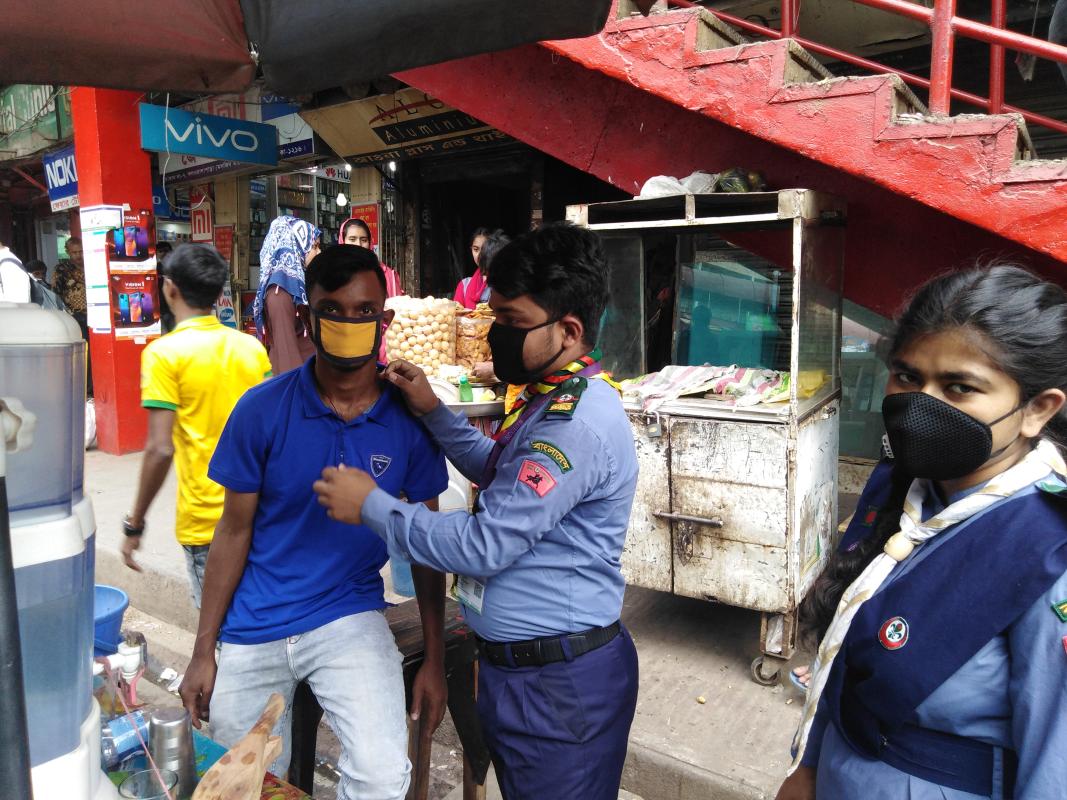 কোভিড-১৯ সচেতনতায় মাস্ক বিতরণ 