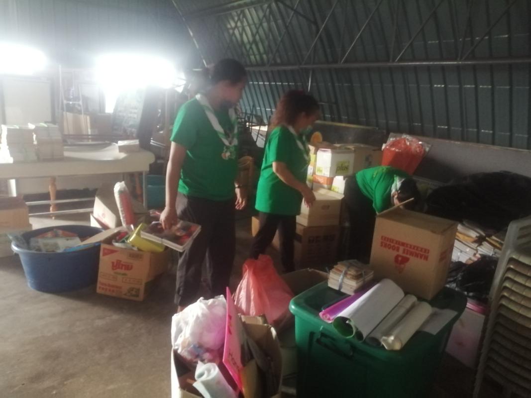 จิต​อาสา​เก็บของ