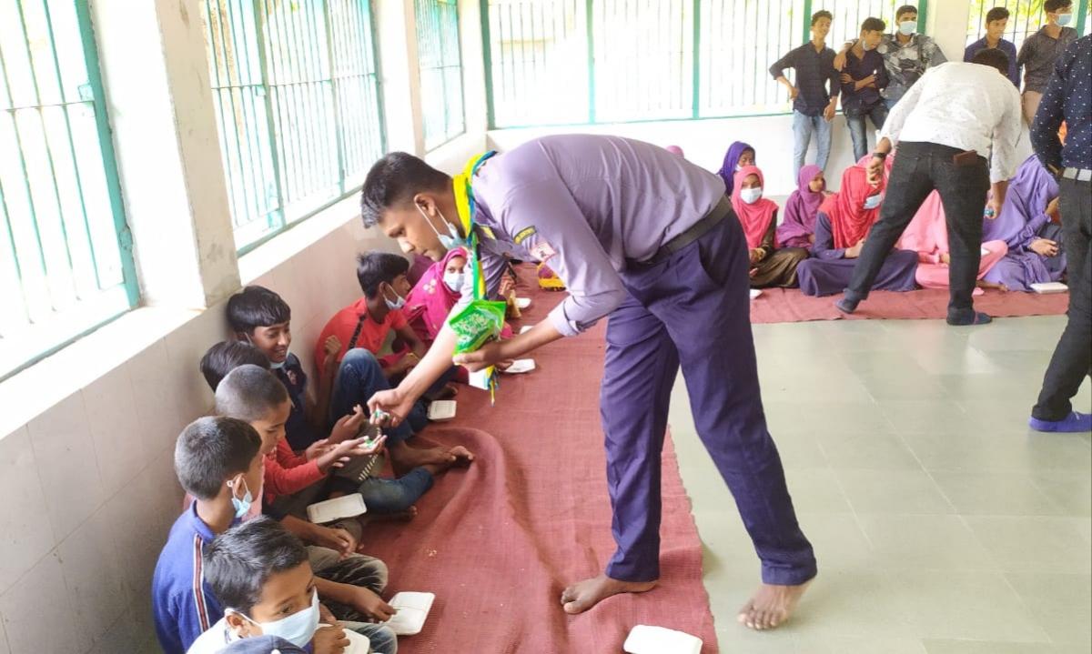  ১৭ই মার্চ জাতির পিতা বঙ্গবন্ধু শেখ মুজিবর রহমানের জন্মবার্ষিকী ও জাতীয় শিশু দিবস উপলক্ষে শিশুদের খাবার ও চকলেট  বিতরন করা হয়।