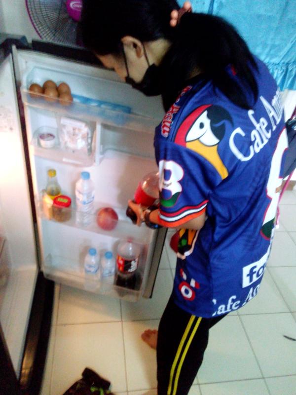 เก็บขวดน้ำเข้าในตู้เย็น