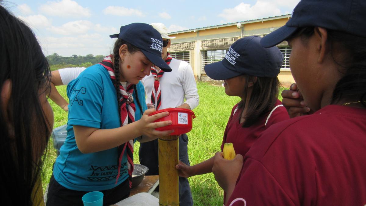 Intercambio de saberes entre los jóvenes Jiw y jóvenes Scout del grupo 2 Nukak Maku del casco urbano de San José del Guaviare, Colombia.