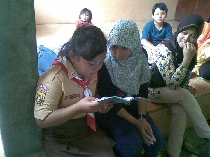 Bekasi's Team of Indonesian Reading Volunteering Scouts read for parents in their school.