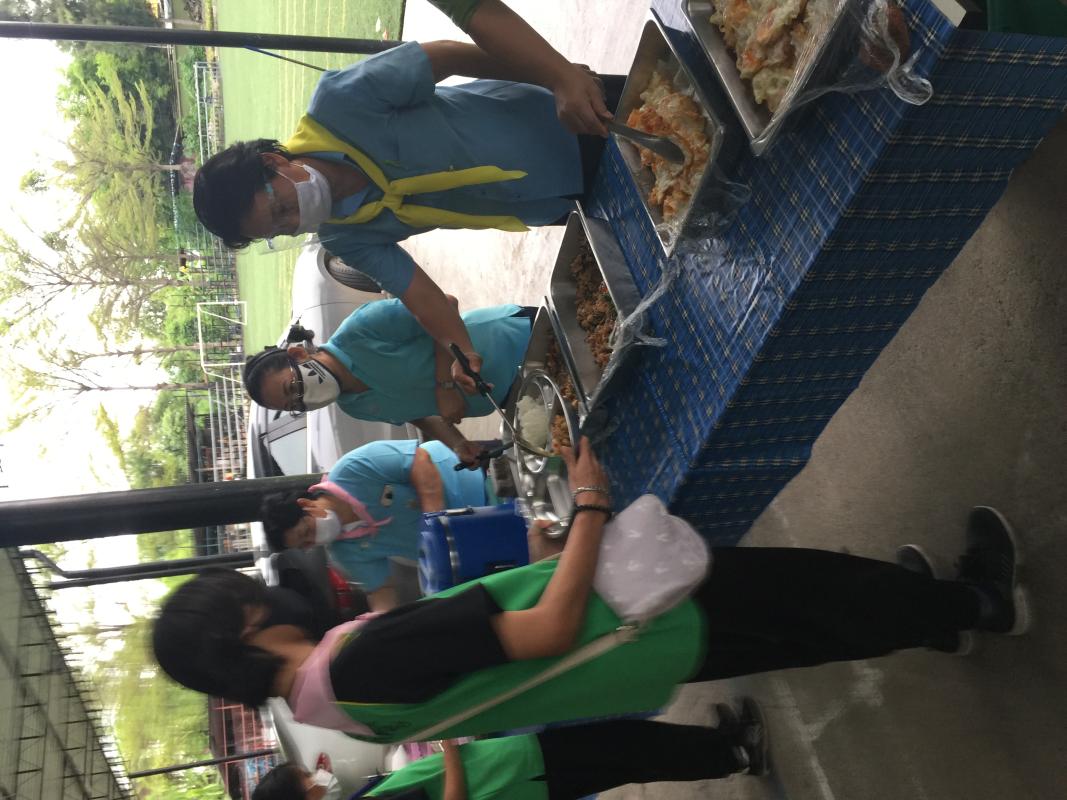 ดูแลอาหารให้แก่นักเรียน