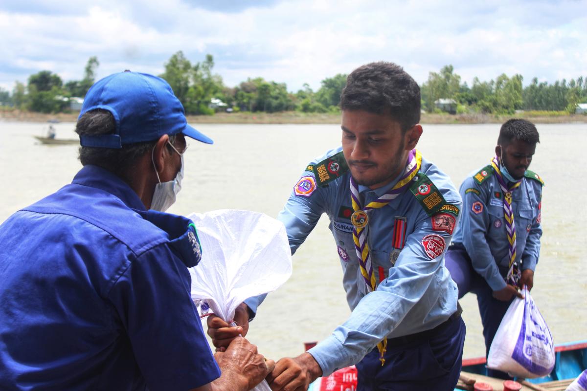 সেবার লক্ষ্যে এগিয়ে যাই, বন্যার্তদের পাশে দাড়াই (আমরা স্কাউট গ্রুপ,ঢাকা)