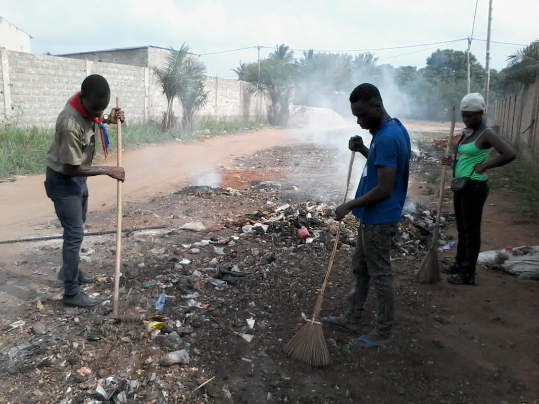 Nettoyage d'un dépotoir sauvage à Apédokoè