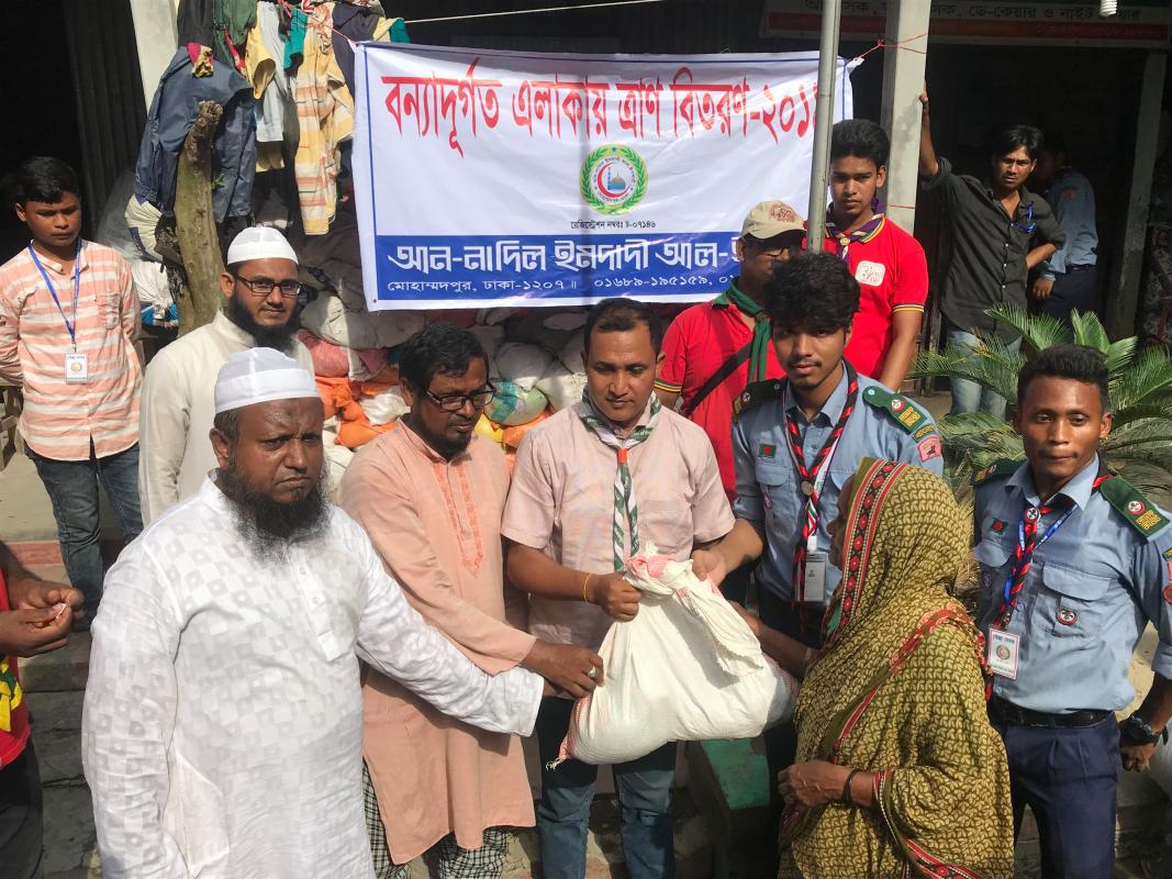 "গাইবান্ধায় বন্যা দূর্গতদের মাঝে রোভারদের ত্রাণ বিতরণ"