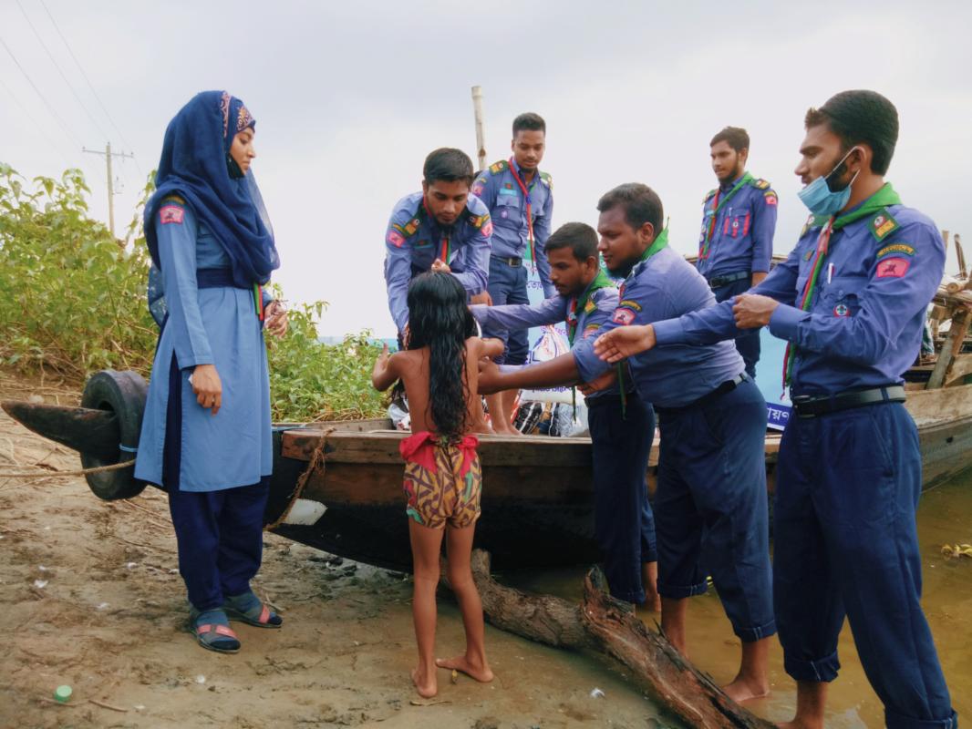 বন্যার্তদের ত্রাণ বিতরণ 