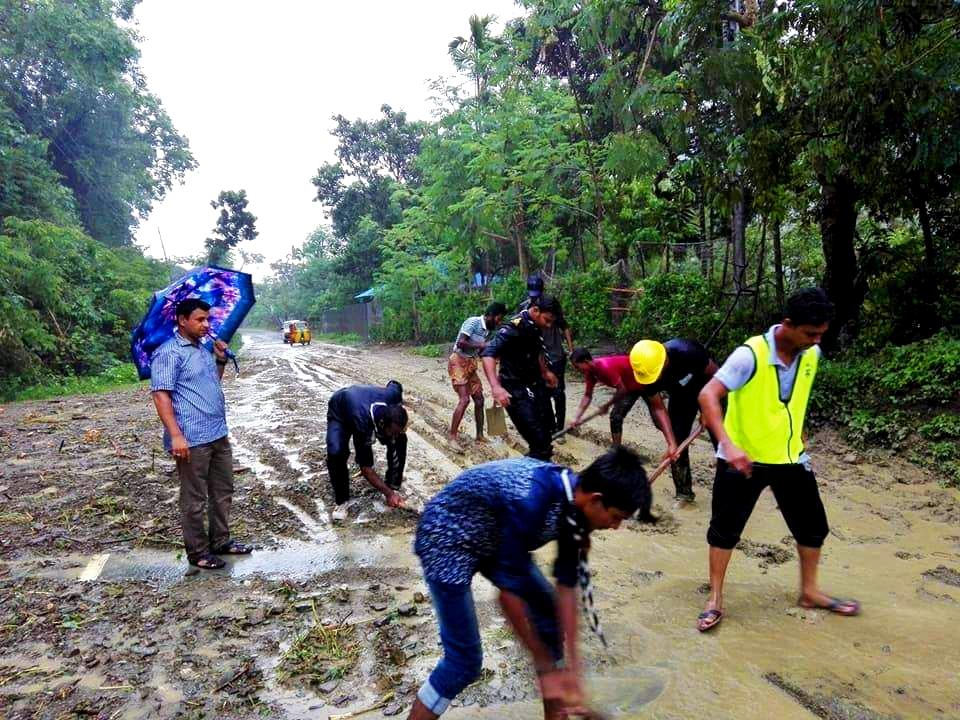 পাহাড় ধ্বসে বন্ধ হয়ে যাওয়া সড়ক চলাচল উপযোগী অভিযান