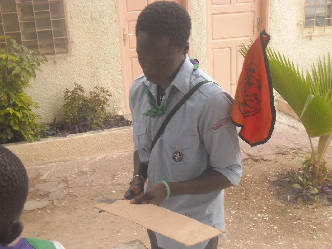 Exposition de chaussures avec du papier recyclé