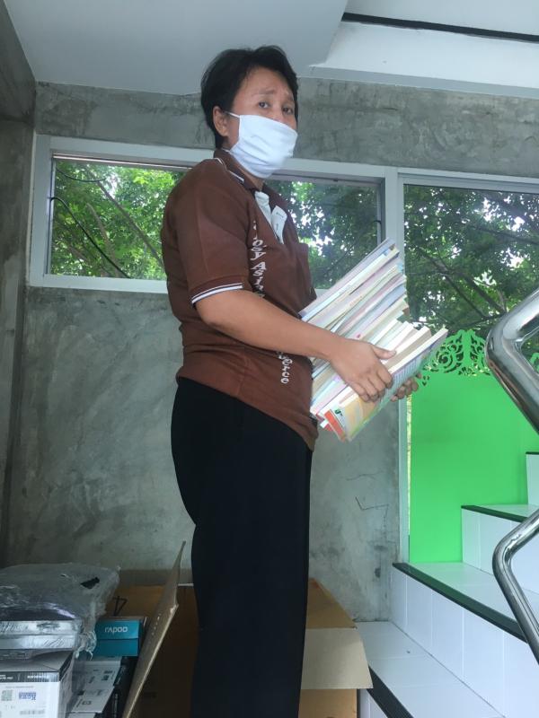 นำหนังสือเข้าห้องสมุดเพื่อให้นักเรียนได้ศึกษาค้นคว้า