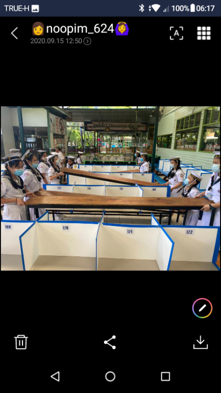 ช่วยกันจัดเก้าอี้ด้วยกัน