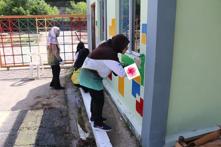 Aktiviti khidmat masyarakat bagi mengecat Sekolah Persekutuan Guru-guru Melayu Brunei (PGGMB)