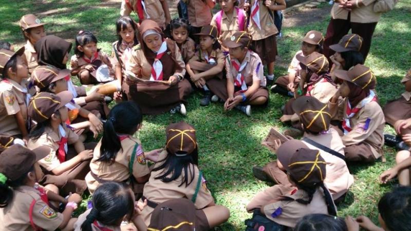 Our Reading Volunteers (PRABUHIS) read for a hundred cubs in a public park in Bandung today (3/10/13)