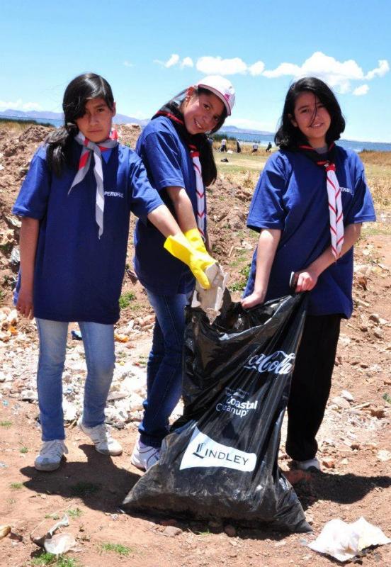Limpieza de la Bahía del Lago Titicaca en Puno por los Scouts de Puno y Juliaca
