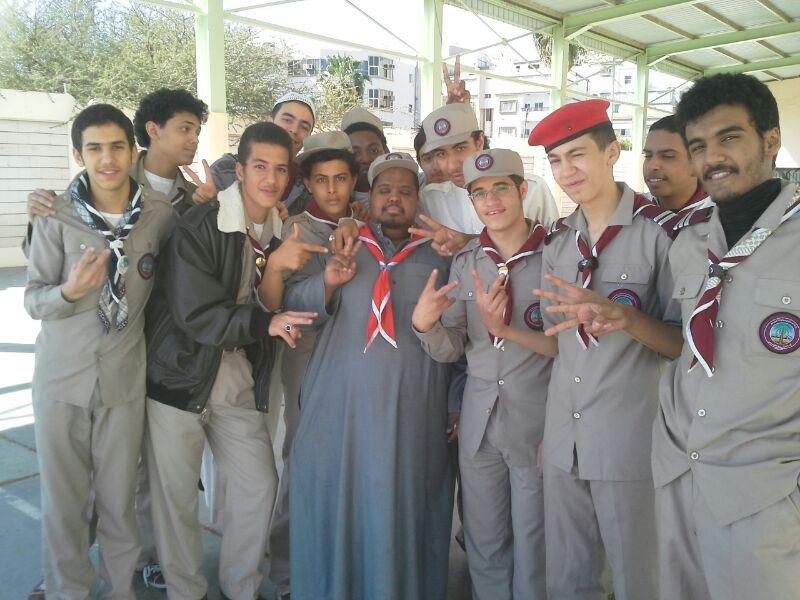 صورة لكشافة ثنوية الأمير محمد مع أحد كشافة طلاب التربية الخاصة 