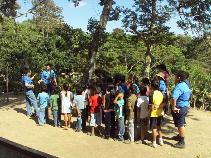 Estudiando Alegres con Ayuda de los Scouts
