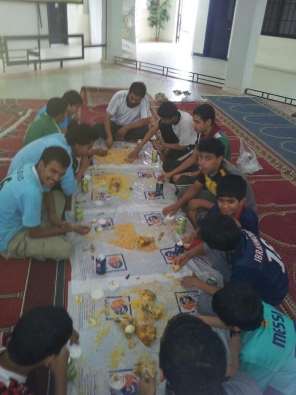 أقامة ثانوية الأمير محمد بن عبدالرحمن غداء لطلاب الكشافة 