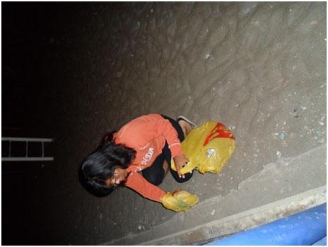 Limpiando los juegos para niños, del parque de mi comunidad