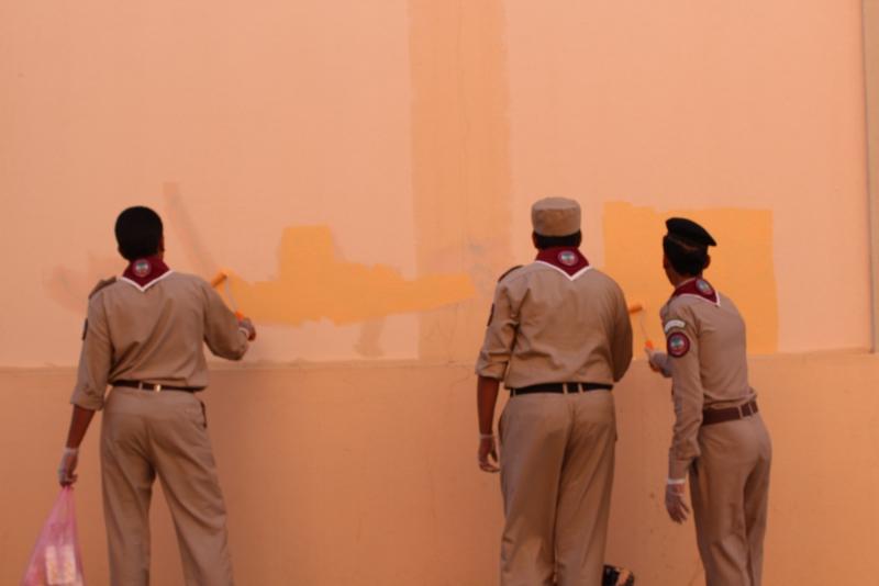 طلاء أسوار المدرسة
