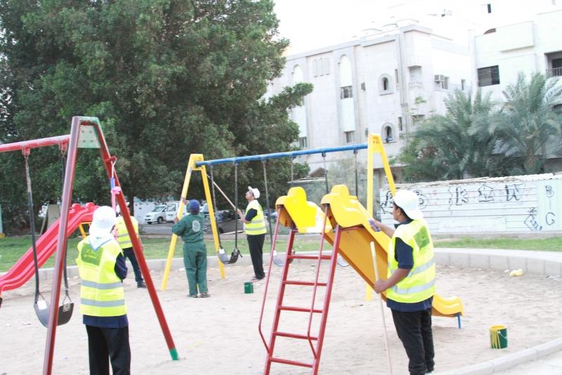 رسل السلام يقومون بصيانة الحدائق