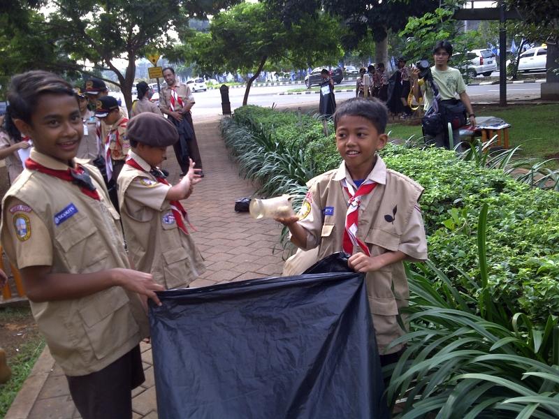 CLEAN UP THE WORLD!!! COLLECTING AND SEPARATING TRASH INTO ORGANIC AND INORGANIC TO MAKE SCOUT PARK PRETTIER