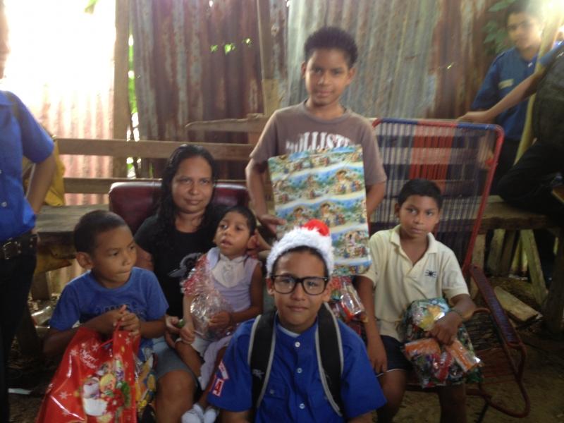 Compartir en Navidad. Grupo 144 - Cariari - Limón