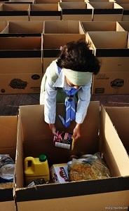 توزيع السلال الغذائية 