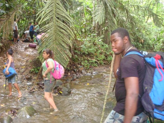 Ayudando y llevando alegría a comunidad indigena. Grupo 144 Cariari - Limón - CR