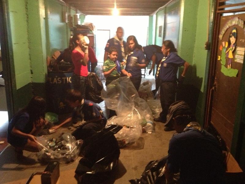Jornada de Servicio. Campaña contra dengue. Limpieza de Rio. Grupo 144 - Limón - CR
