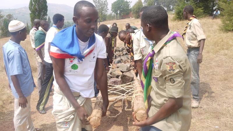 Aider la communauté dans le transport des pierres 