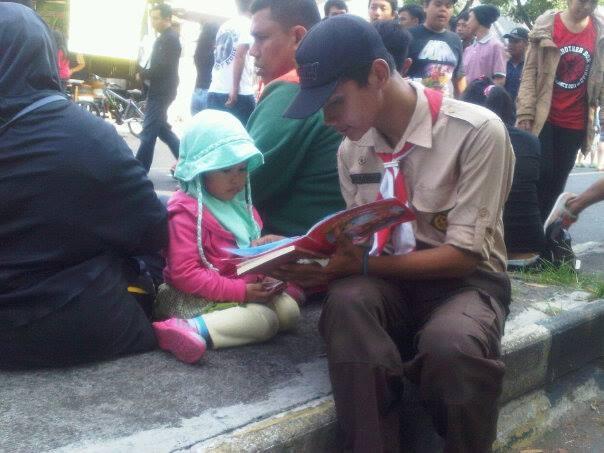 Bandung's Renew Reading Volunteer Scouts Rally on Car Free Day