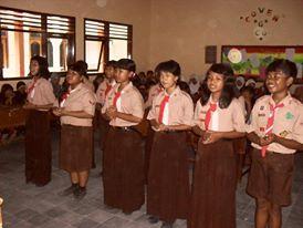 yel-yel dan bernyanyi bersama