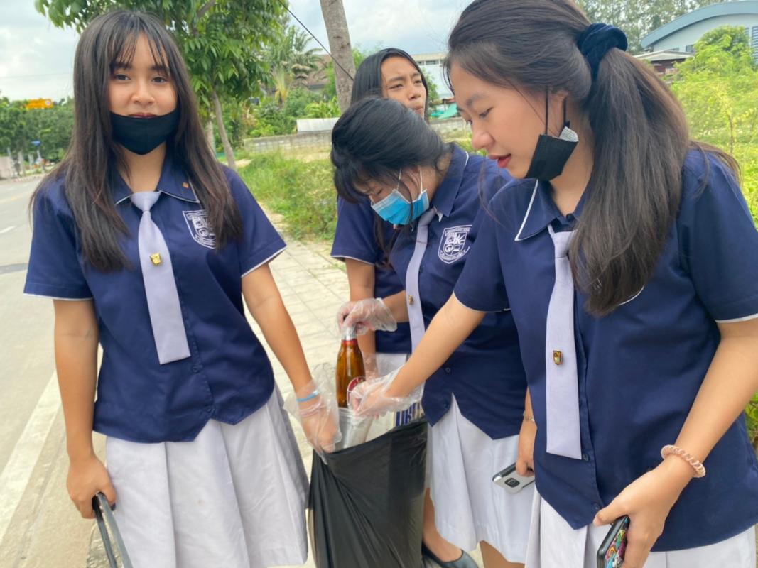 จิตอาสาเก็บขยะริมถนน