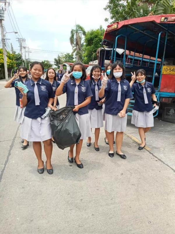 จิตอาสาเก็บขยะริมถนน