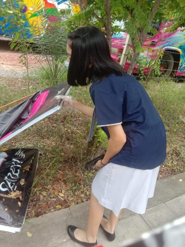 เก็บขยะริมถนน