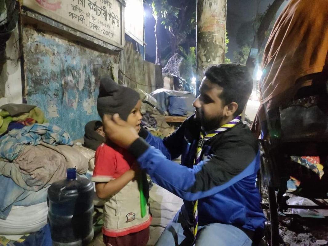 পথশিশুদের শীতের কানটুপি বিতরণ