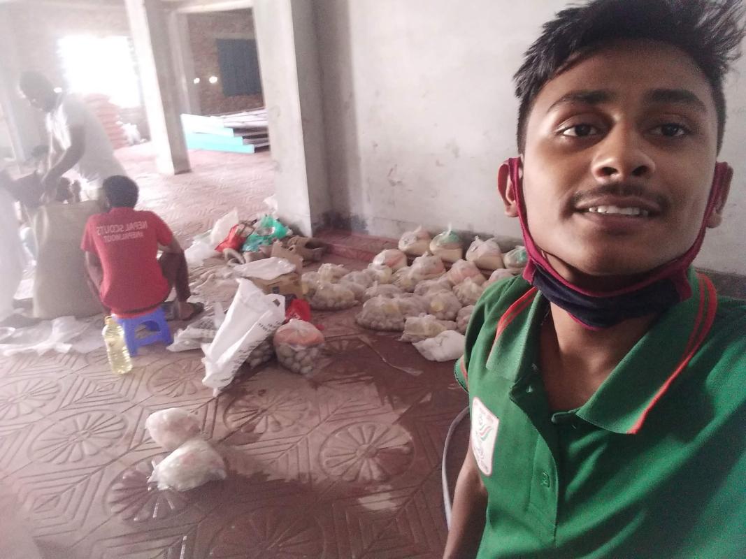 করোনা মহামারিতে অসচ্ছল রোভার দের মাজে খদ্য দ্রব্য উপহার