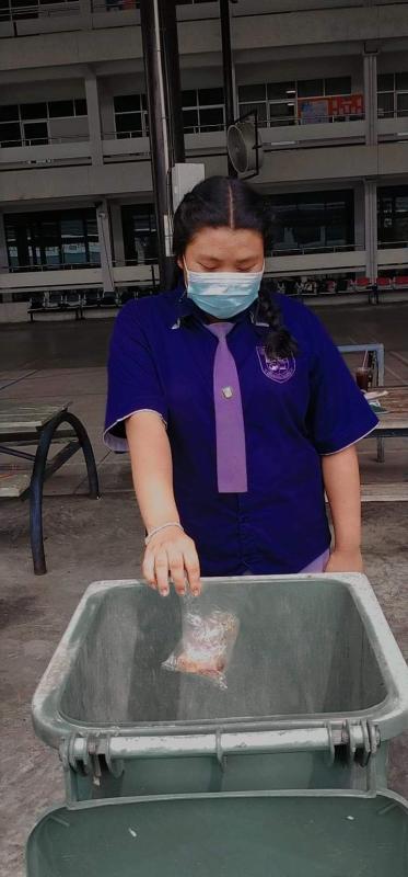 เก็บแก้วน้ำไปทิ้งในถังขยะ
